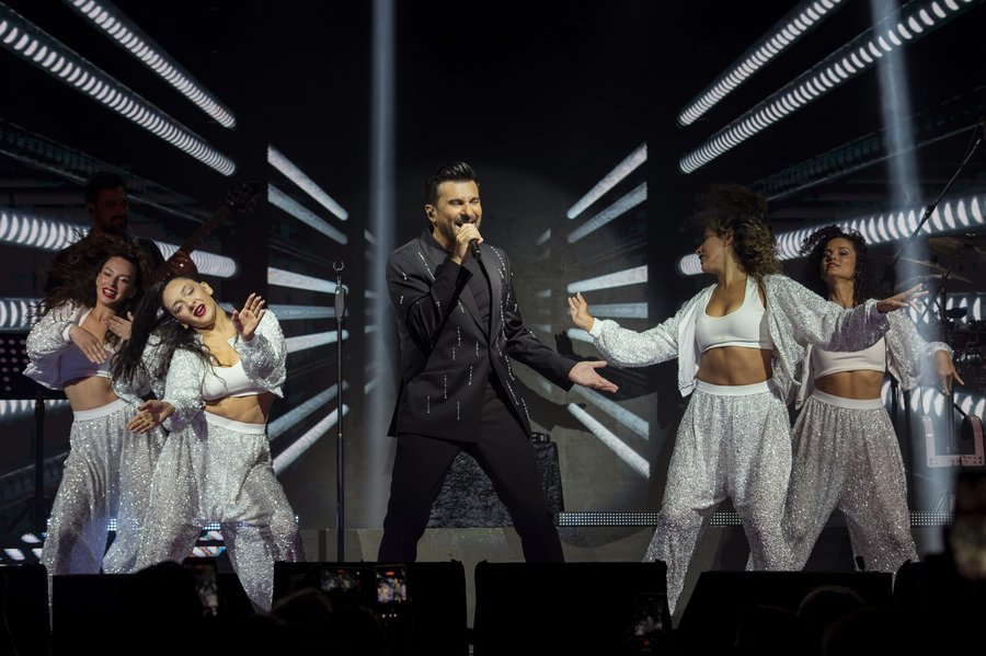 Gökhan Tepe dansçılarla sahne